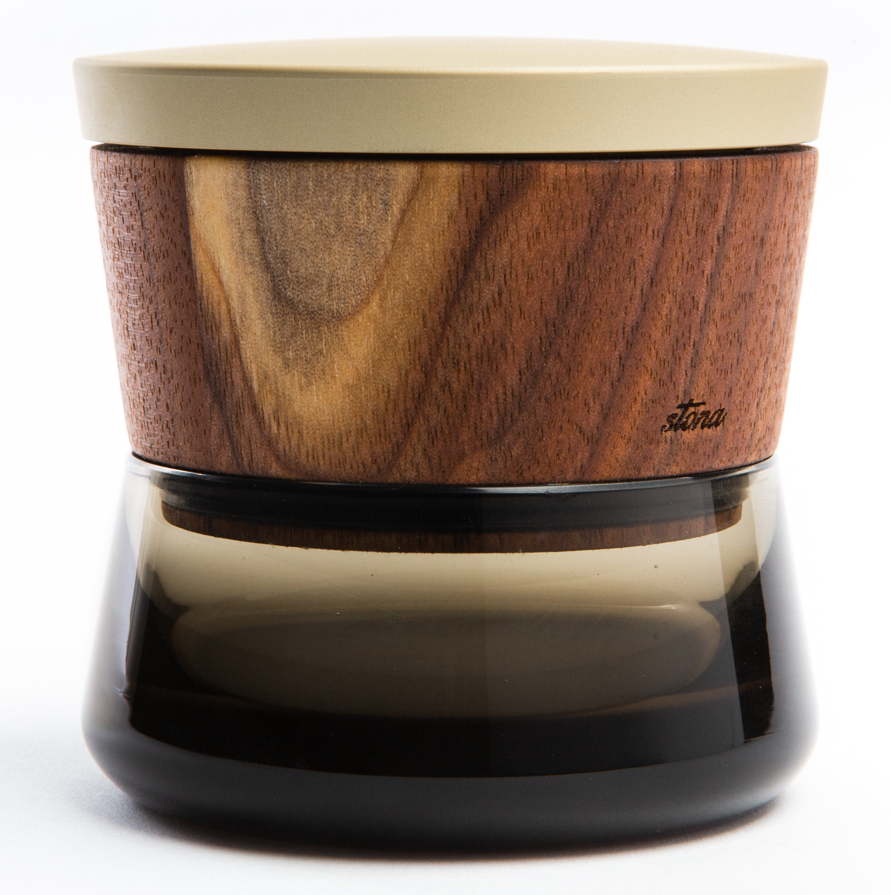 Der Stona Walnut Grinder in warm gold